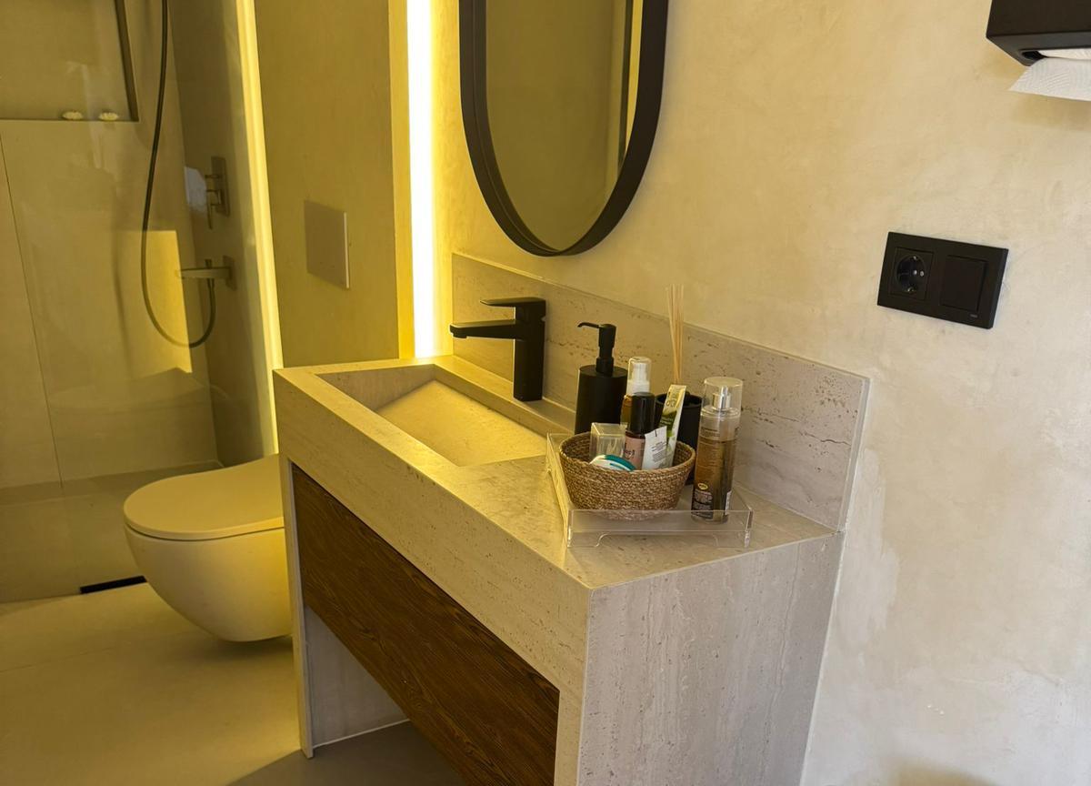 Traverten desenli banyo tezgâhı