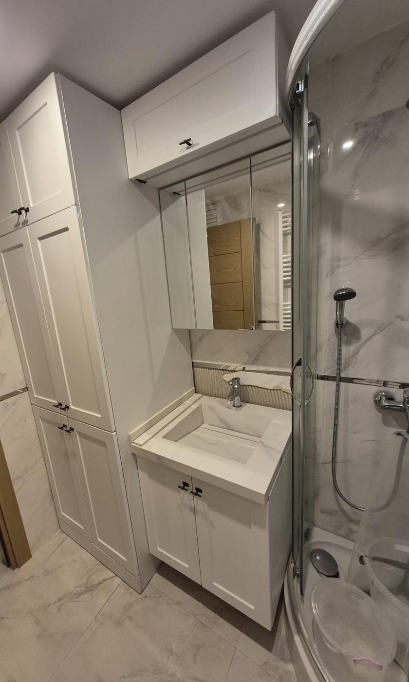 Küçük banyo için evyeli tezgâh