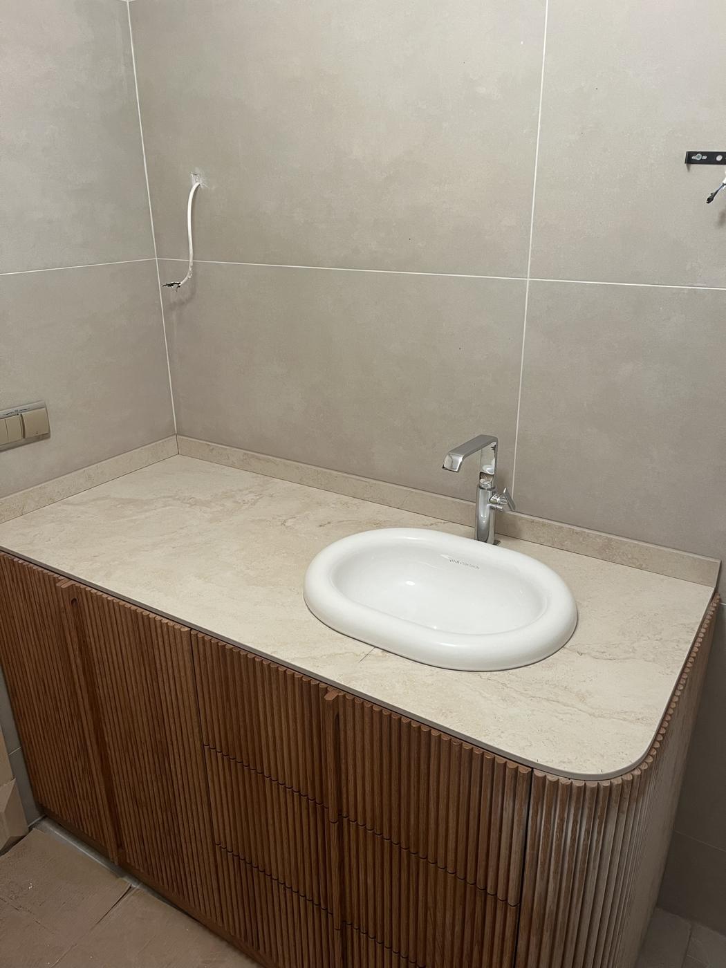 Traverten desenli banyo tezgâhı